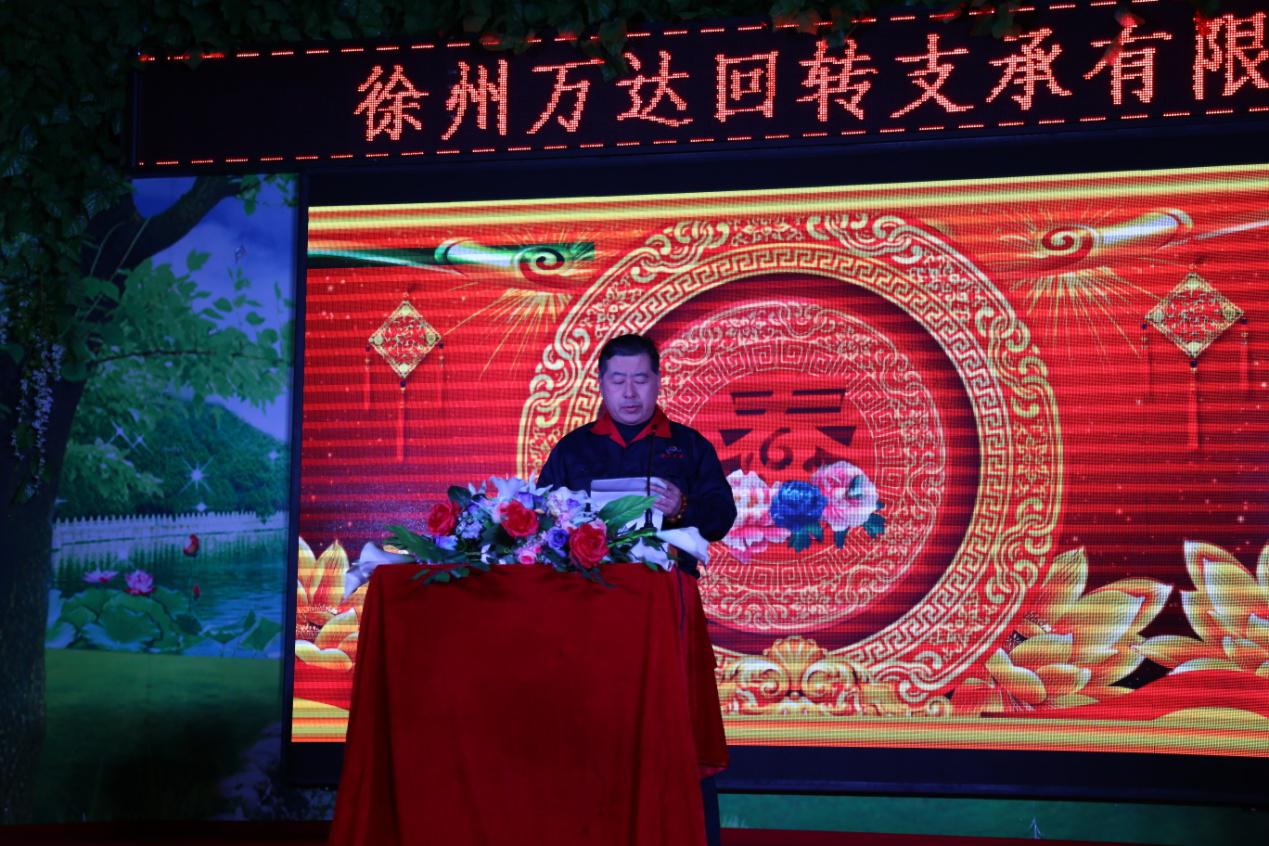 the general manager gave a speech to express his gratitude and welcome to all the guests ゼネラルマネージャーは彼の感謝を表明するためにスピーチをし、すべてのゲストに歓迎します