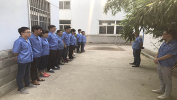 技術部門は、生産プロセスを徹底的に研究するために技術者を整理しています